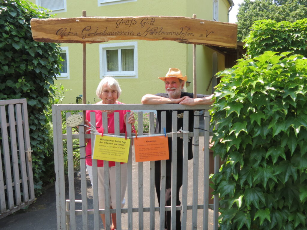 Anita Lang und Thomas Nickl an der offenen Gartentür