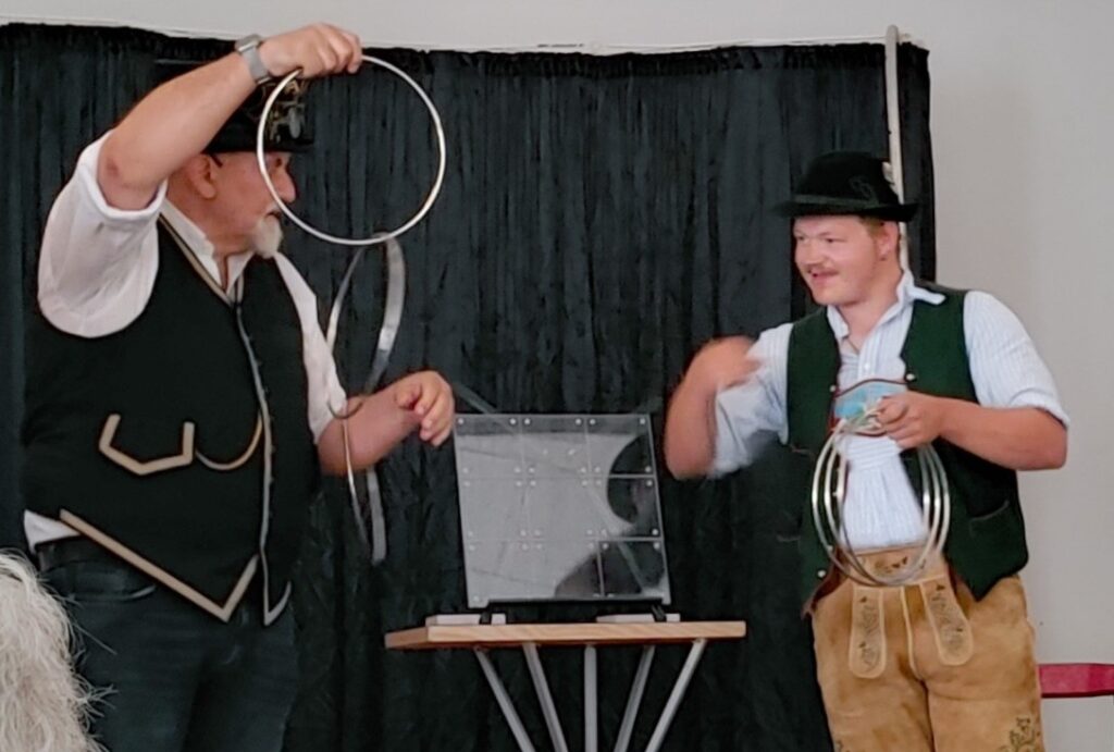 Valentin Plettner probiert sich am Ringtrick