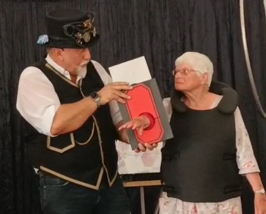 Irene Moosmüller mit der Arm-GuillotineG